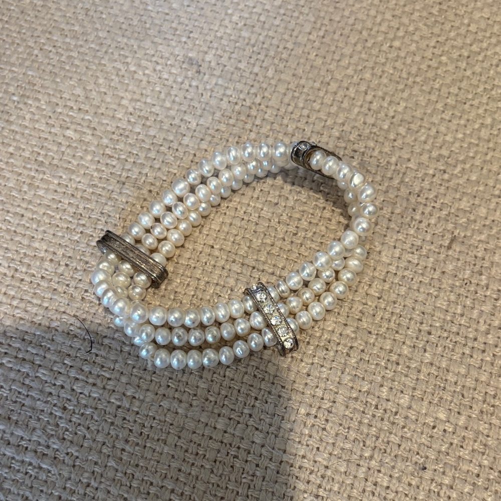 Elegant Pearl Bracelet with Silver Accents